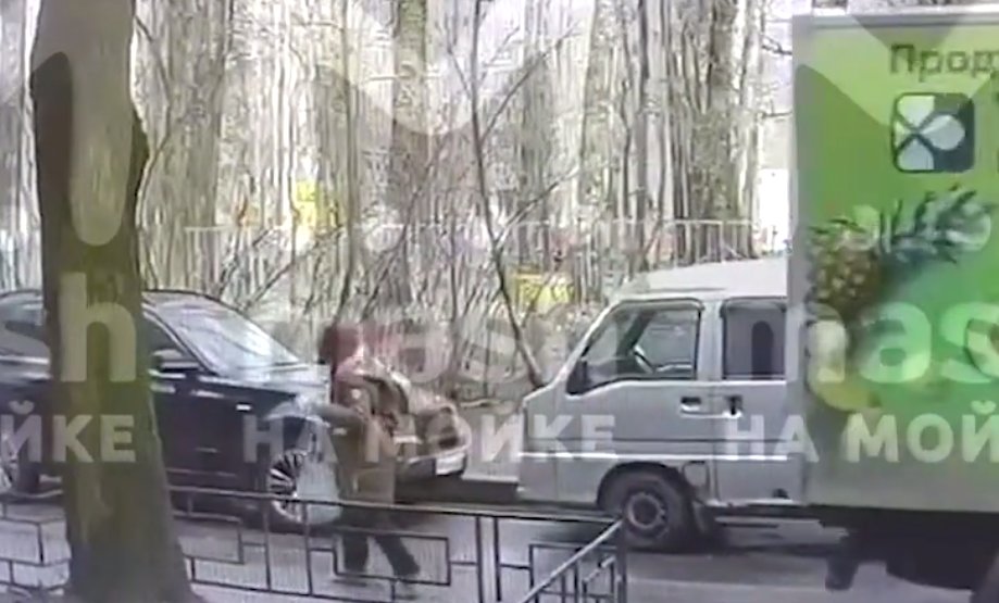 Невнимательный водитель фургона насмерть переехал пенсионерку в Петербурге - Мужчина сдавал назад во дворе жилого дома и не заметил двигавшуюся пожилую женщину.