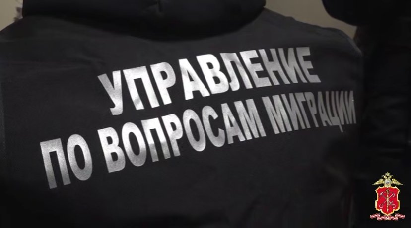 мигранты, миграция Полиция Петербурга ночью нагрянула в хостелы и общежития с мигрантами - Документы в общей сложности были проверены у нескольких сотен постояльцев.