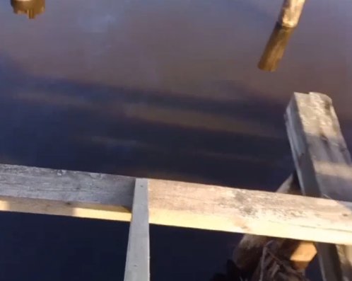 Спасатели рассказали, из-за чего на Вуоксе могли появиться радужные следы - Аварийно-спасательная служба ЛО проверила реку Вуоксу в Приозерске после сообщений о якобы загрязнен