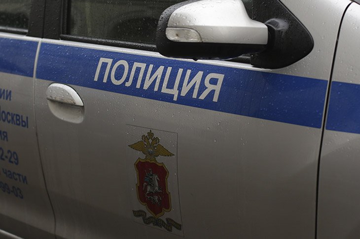 В Петербурге задержали молодую мать, оставившую в парадной годовалого ребенка - Девушка заявила, что не хочет заниматься ребенком и попросила подруг увезти коляску с малышкой куда-