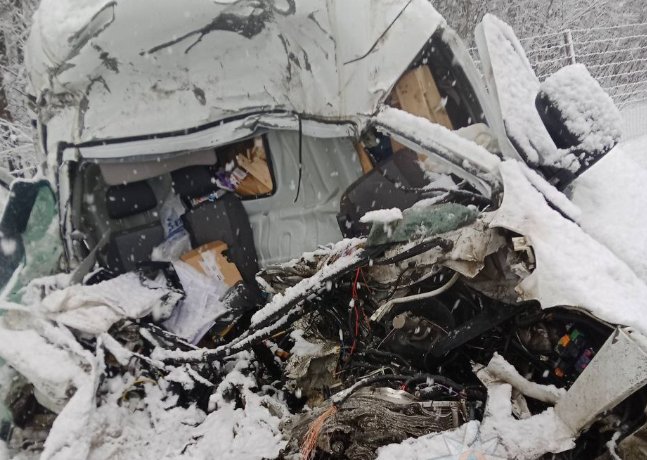 Фото: На Мурманском шоссе массовая авария с грузовиком: есть пострадавший - Всего столкнулись три транспортных средства. Пострадавшему оказали помощь до прибытия спасателей.