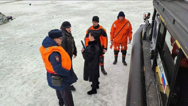 Спасатели провели профилактический рейд на льду Ладожского озера - В Ленинградской области продолжаются профилактические рейды на водоемах. Специалисты проверили акват