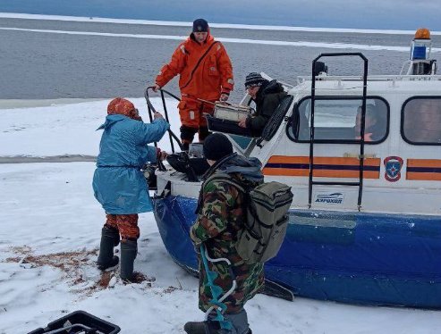 На Финском заливе из ледяной ловушки снова спасали рыбаков - Пять человек оказались вдалеке от берега на отколовшейся льдине.