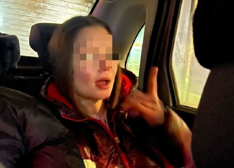 Подростки взломали магазин на Лиговском и сбежали с шампанским и шоколадом в Петербурге - В ночь на 16 марта в Санкт-Петербурге трое подростков – двое парней и девушка – пробрались в закрыты