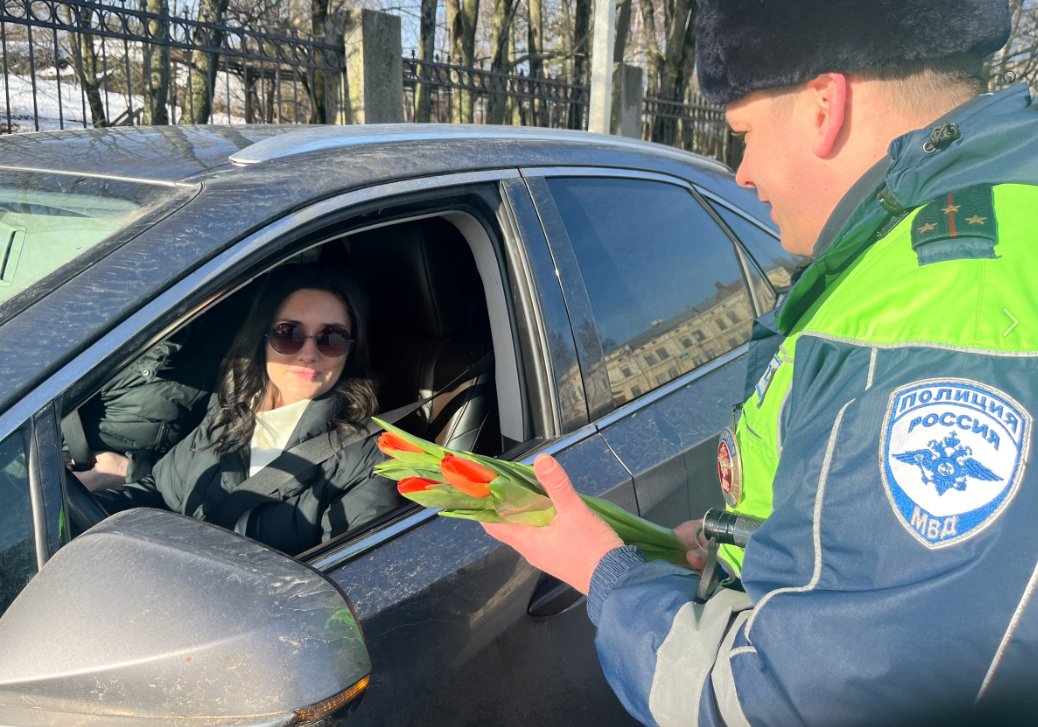 В Выборгском районе автоледи принимали поздравления и цветы от экипажей ГАИ - Дарить настроение прекрасным автоледи помогали стражам порядка кадеты школы №8.
