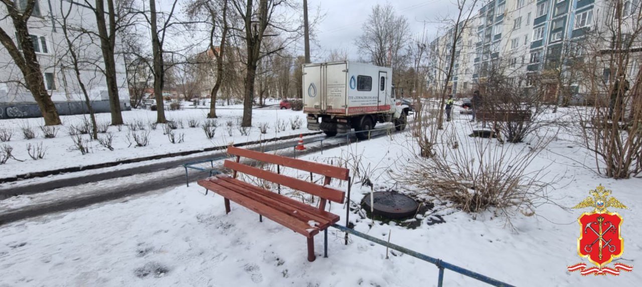 В Луге водитель спецтранспорта сбил пенсионерку во дворе, женщина скончалась в больнице - Предварительно, причиной смерти стал сердечный приступ.