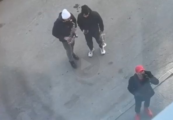 В Петербурге романтик разбудил жильцов дома серенадой в честь возлюбленной - Мужчина исполнил несколько лирических песен под аккомпанемент двух спутников с духовыми инструментам