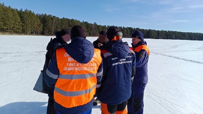 Спасатели провели рейды на озерах Нестеровское, Ладожское и Снетковское - В Ленинградской области 23 марта спасатели провели профилактические рейды на водоемах, напоминая рыб
