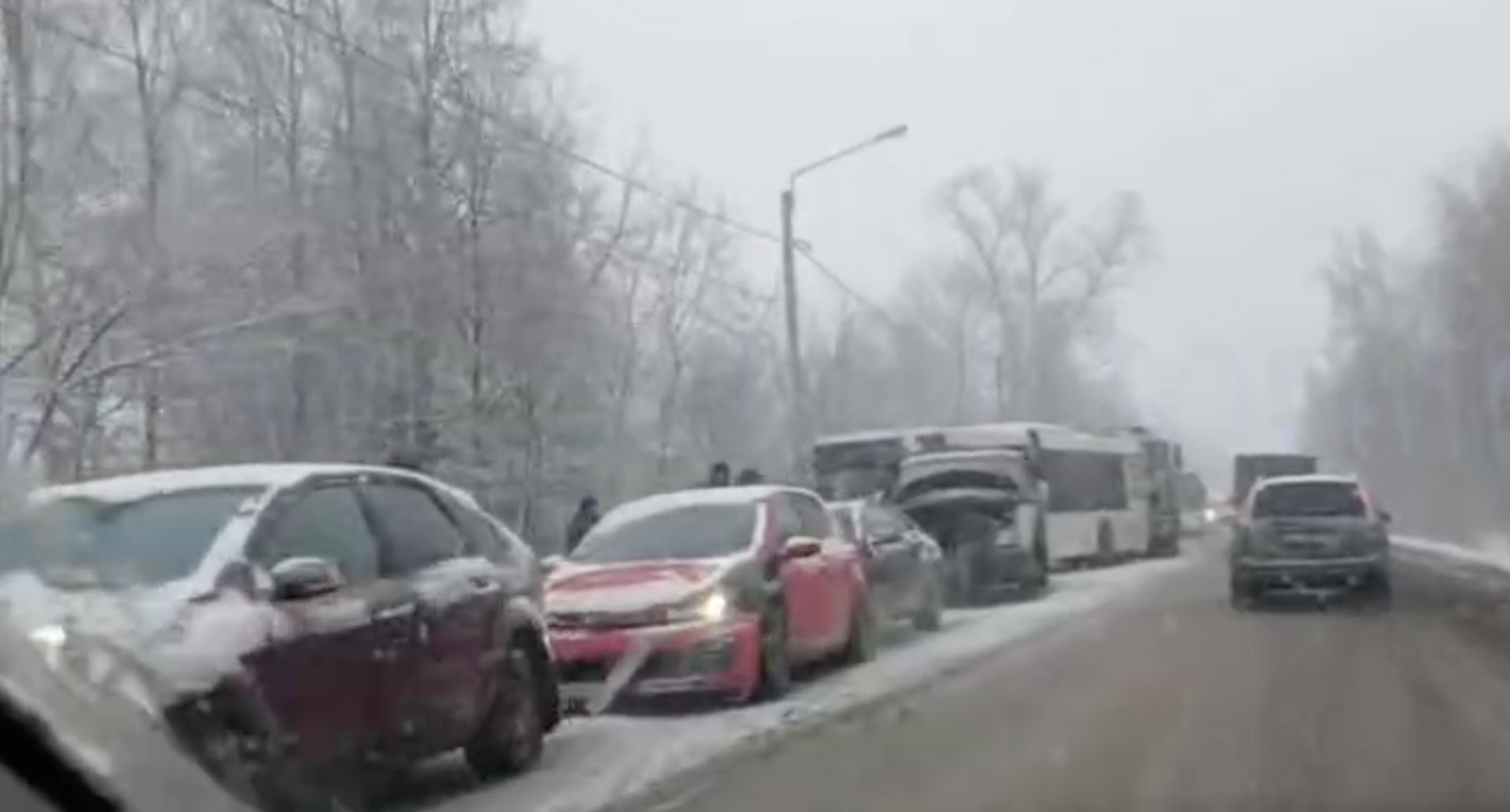 Три человека пострадали в массовом ДТП с автобусом в Усть-Ижоре - Проводится проверка.