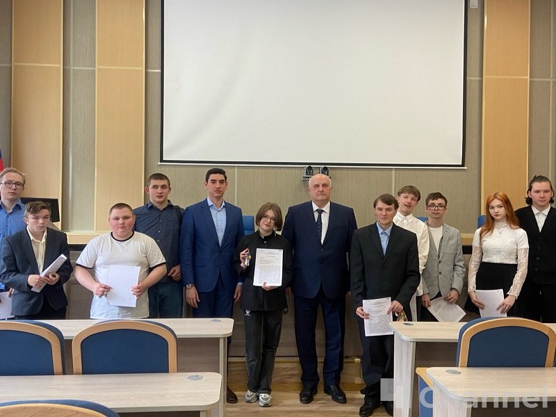 Во Всеволожском районе выдали квартиры 11 сиротам - Во Всеволожском районе детям-сиротам вручили ключи от новых однокомнатных квартир. Торжественную цер