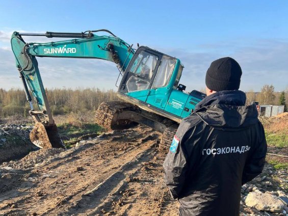 Госэконадзор изъял экскаватор на незаконной свалке в Койрово - Это уже 11-й по счету "трофей" надзорного ведомства после рейда на указанной свалке.