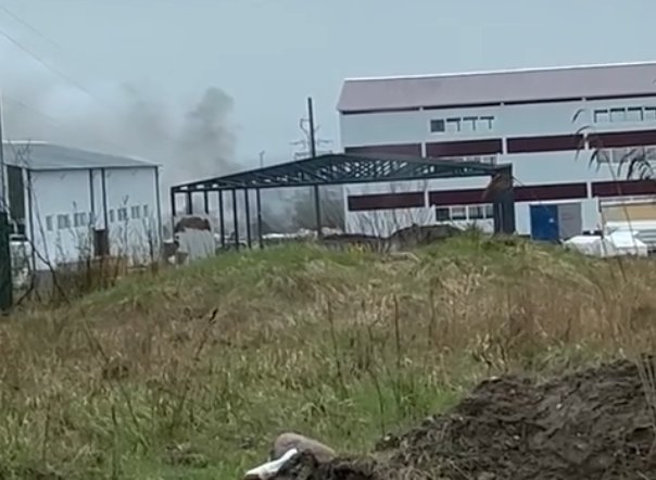 Жители Низино жалуются на едкий дым с местного участка, куда свозят полимерный мусор - По словам местных жителей, подобным образом мусор уничтожается регулярно.