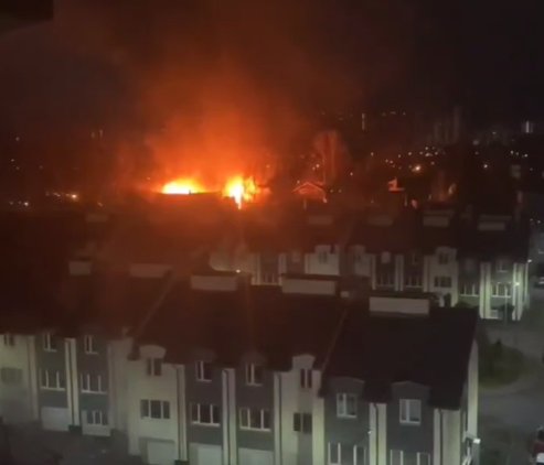 Три частных дома один из другим сгорели в Мурино минувшей ночью - К счастью, обошлось без пострадавших.