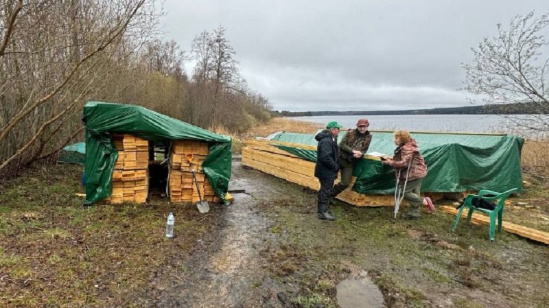 Жители Приозерского района обратились в Росприроднадзор из-за стройки возле Суходольского озера - На берегу Суходольского озера в Приозерском районе жители заметили установленные сваи и подготовку к