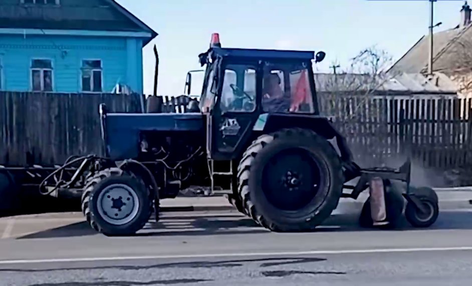 дороги Дорожники стараются минимизировать дискомфорт на дорогах Ленобласти - На дорогах региона проводятся работы по устранению выбоин, а также производится очистка тротуаров и
