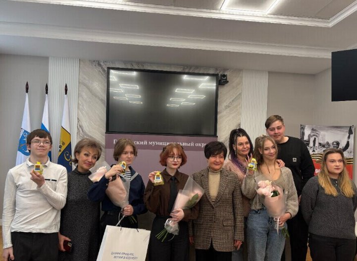 В Гатчине состоялось вручение ключей от новых квартир сиротам - Пятеро ребят, оставшихся без родителей, заедут в собственные квартиры.