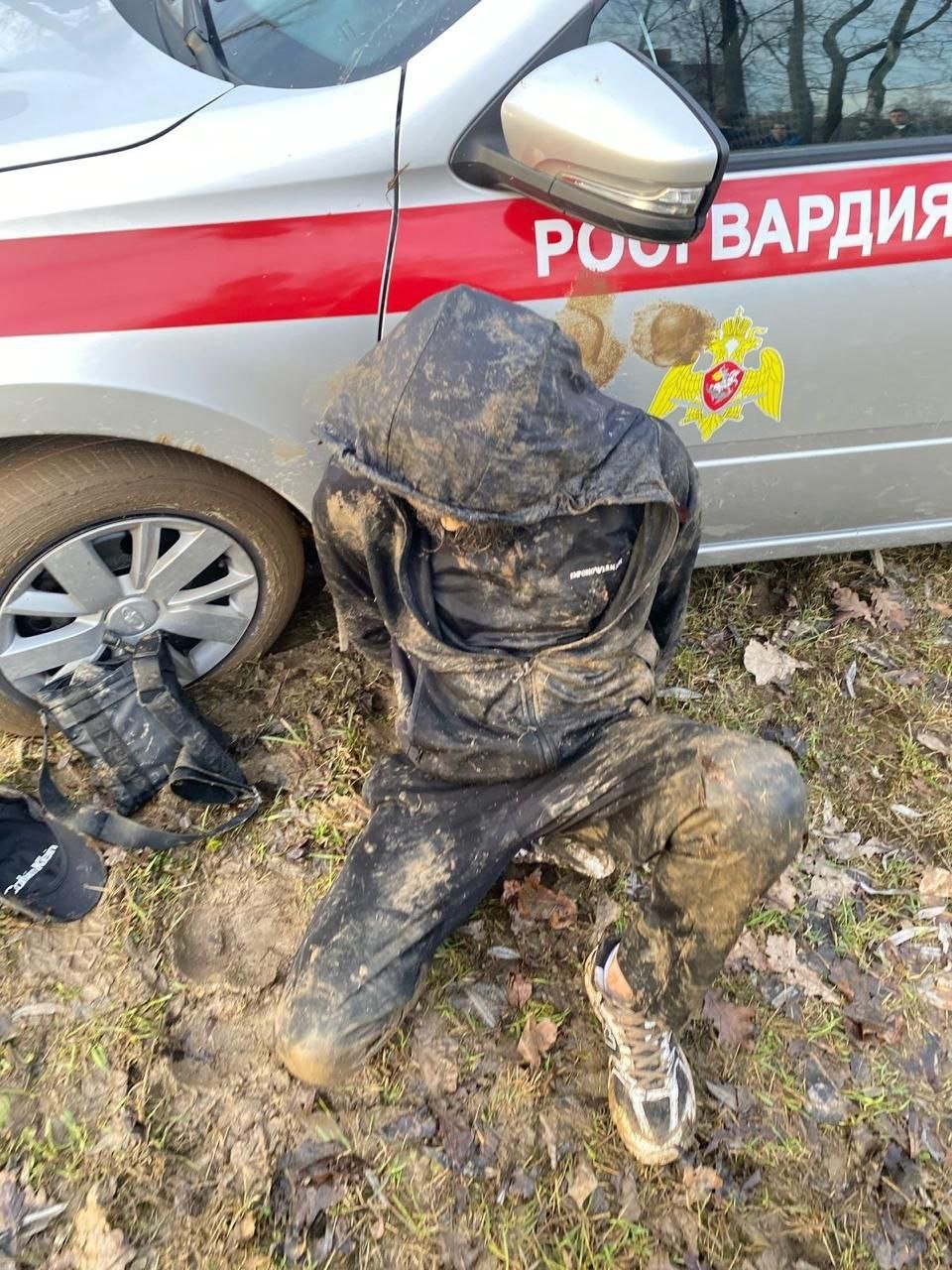 Мужчина открыл стрельбу у ТРК в Колпино и ранил двух человек - Второй пострадавший скрылся с места происшествия.