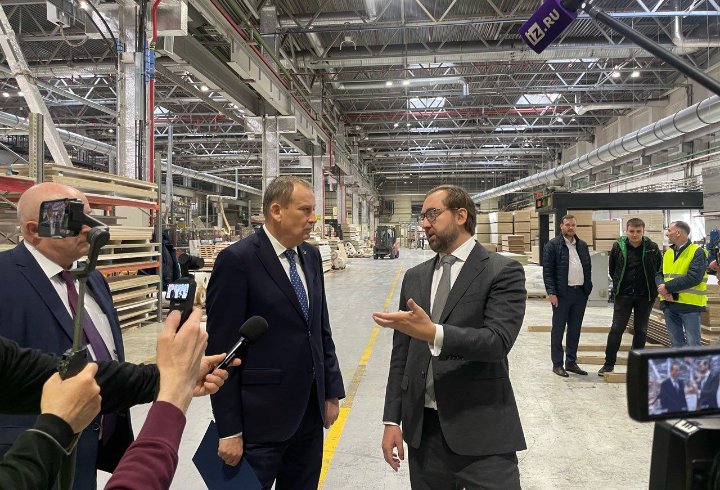 Александр Дрозденко проинспектировал предприятие "Слотекс" во Всеволожске - Губернатор оценил перспективы развития регионального производства мебельных плит.