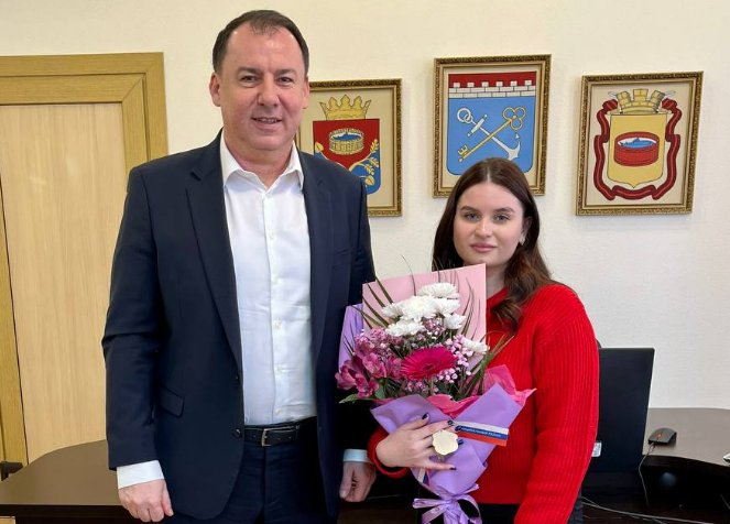 Сирота из Лужского района получила ключи от новой квартиры - Ключи в торжественной обстановке местной жительнице лично вручил глава района.