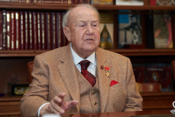 Умер скульптор и художник-монументалист Зураб Церетели - В числе самых популярных работ Церетели: памятник Петру I и монумент «Дружба навеки» в Москве, мемор