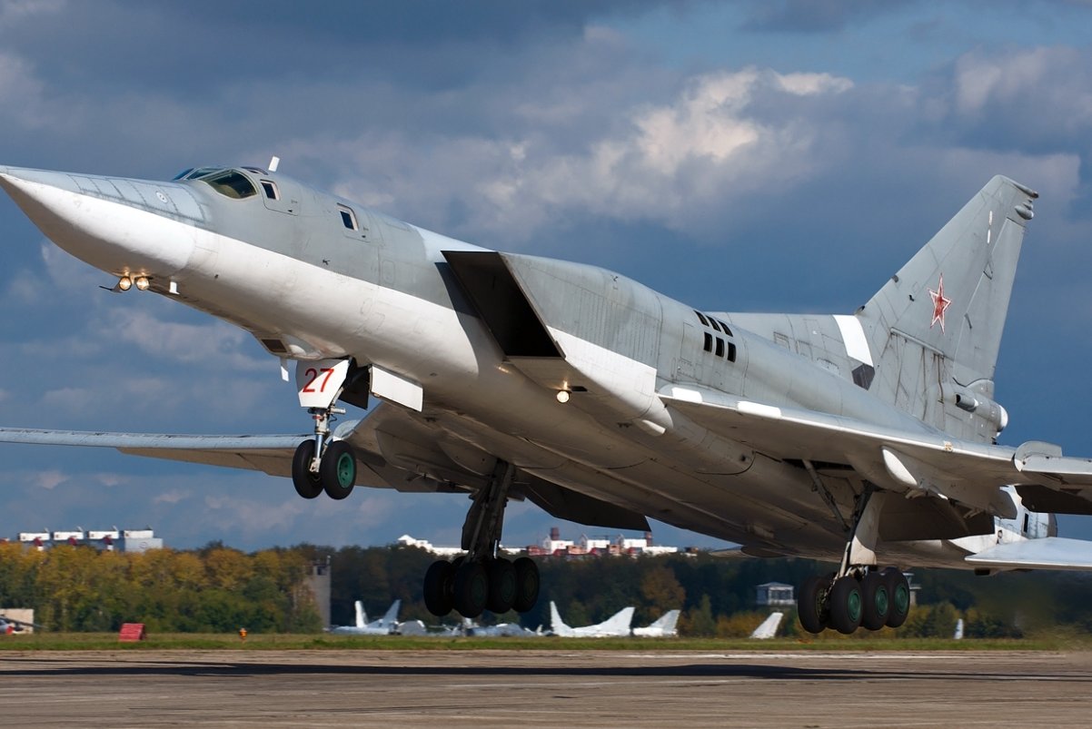 Военный самолет Ту-22М3 потерпел крушение в Иркутской области - Сообщается об одном погибшем.