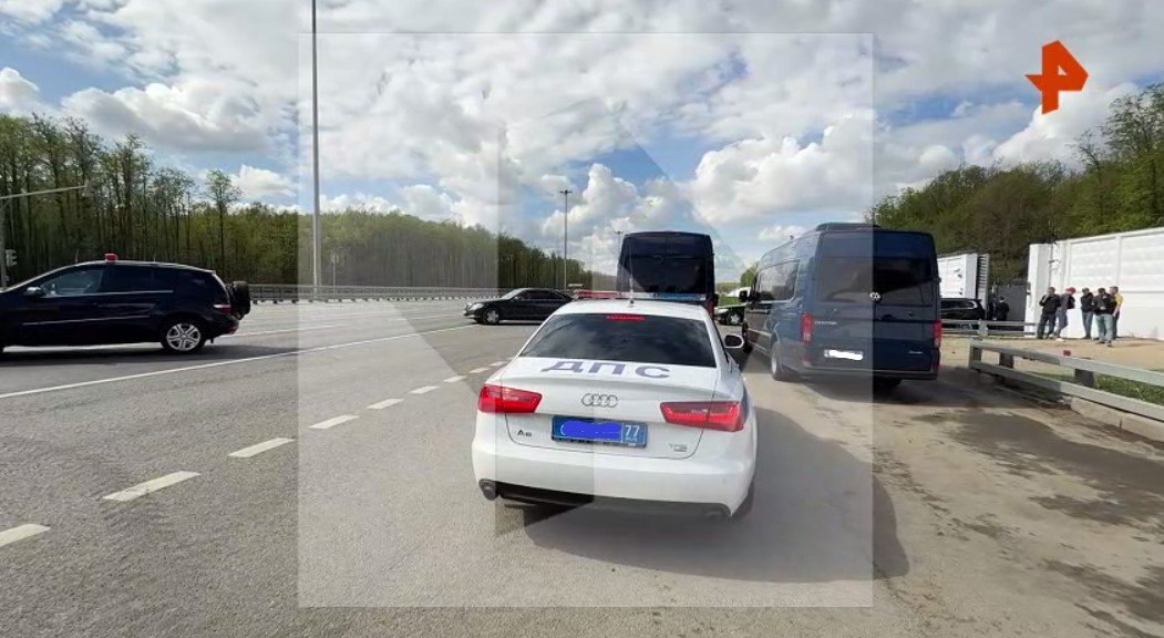 Кортеж, в котором может находиться Уиткофф, выехал из "Внуково" - Колонна автомобилей, сопровождаемая полицейскими машинами, направляется от аэропорта в сторону Москв