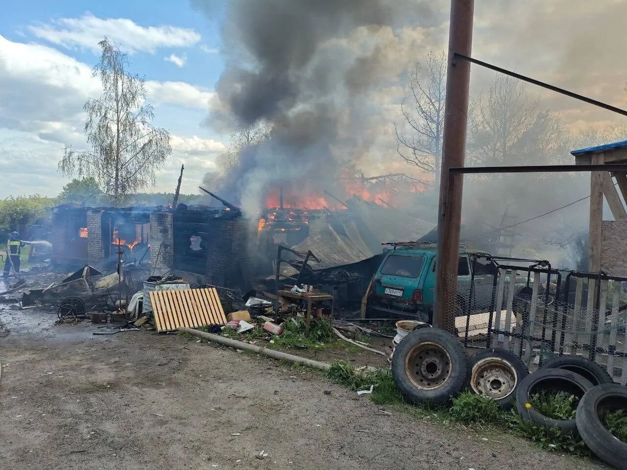 Куры и свиньи заживо сгорели на ферме в Приозерском районе - Причины возгорания устанавливается.
