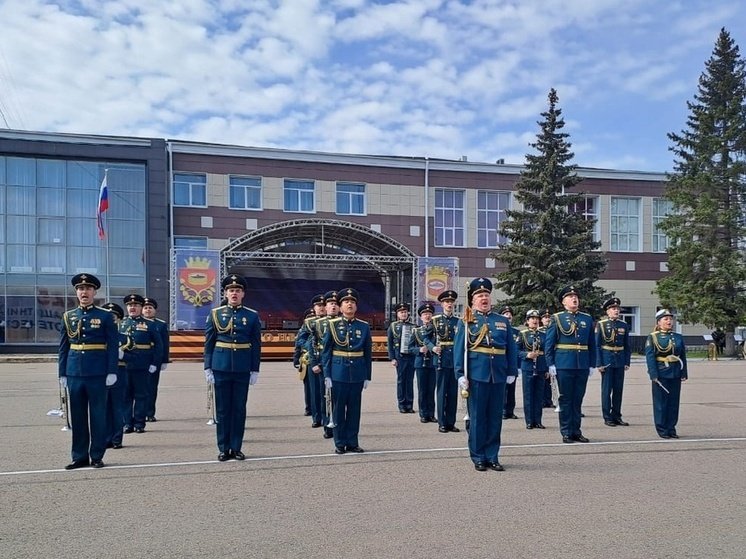 В Луге прошел конкурс духовых оркестров - На площади Мира в Луге прошел первый межрегиональный фестиваль-конкурс духовых оркестров Дыхание Поб