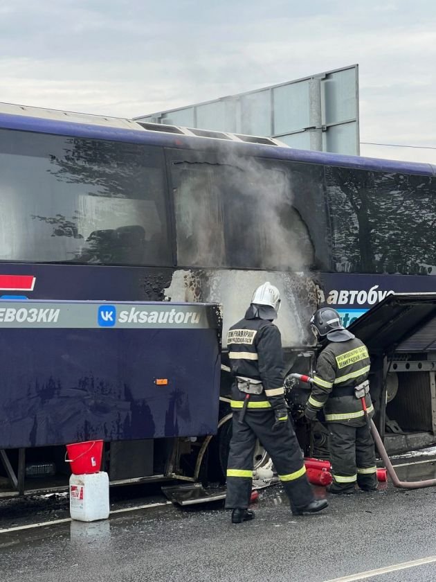 Туристический автобус с 30 пассажирами загорелся в деревне Исаад - Пострадавших нет.