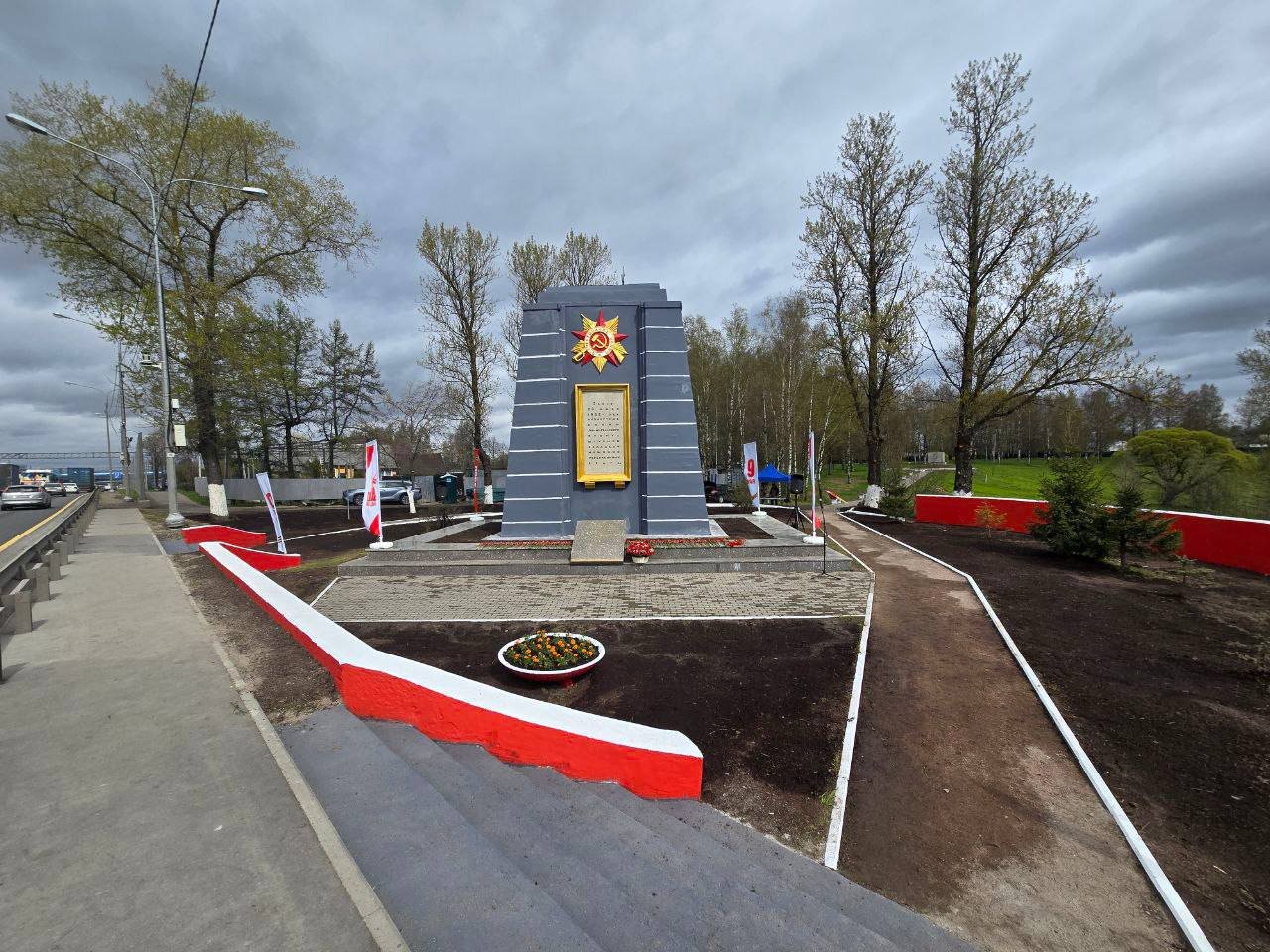 В поселке Тельмана привели в порядок памятник после обращения жителей к губернатору - Еще год назад мемориал находился в плохом состоянии.
