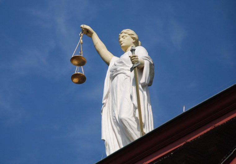 Экс-глава МВД Выборгского района предстанет перед судом за взятку - Бывшему руководителю управления вменяют получение взятки в особо крупном размере.
