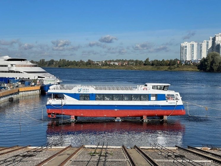 В Шлиссельбурге спущен на воду новый туристический катамаран - Первые туристы смогут совершить прогулку на новом катамаране после начала навигации 2025 года.