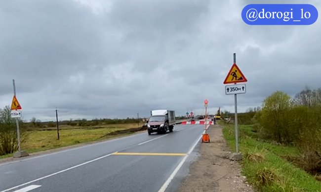 В Гатчинском районе организовано реверсивное движение по временному мосту через Ижору - Рабочие выполняют демонтаж старого моста через реку.