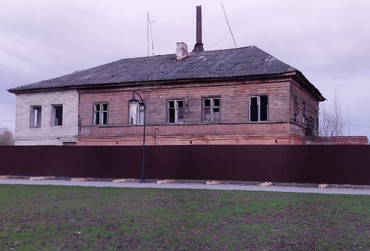 Жители Новой Ладоги пытаются спасти историческое здание Земской больницы от сноса - Собственник объекта начал его демонтаж под видом капитального ремонта. Благодаря неравнодушным местн