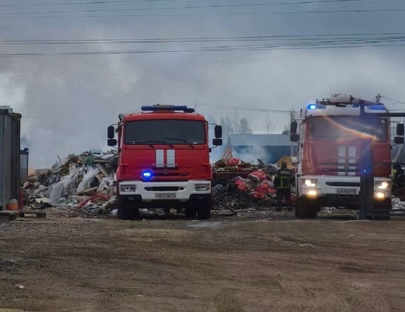 Сжигание мусора в Низино вышло из-под контроля. Местные жители жалуются на вонь - На территории ПАЗ «Порзолово» в Низино Ломоносовского района продолжается сжигание мусора, сообщает 