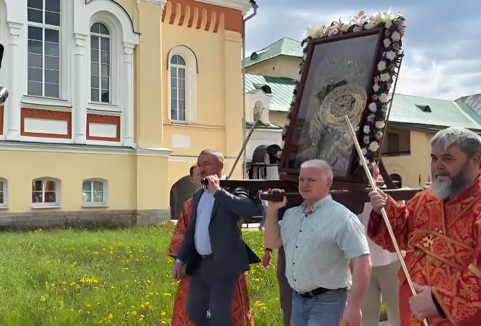 Тихвинскую икону Божией Матери временно переместили в Успенский собор - Там реликвия будет находиться на протяжении всего лета.