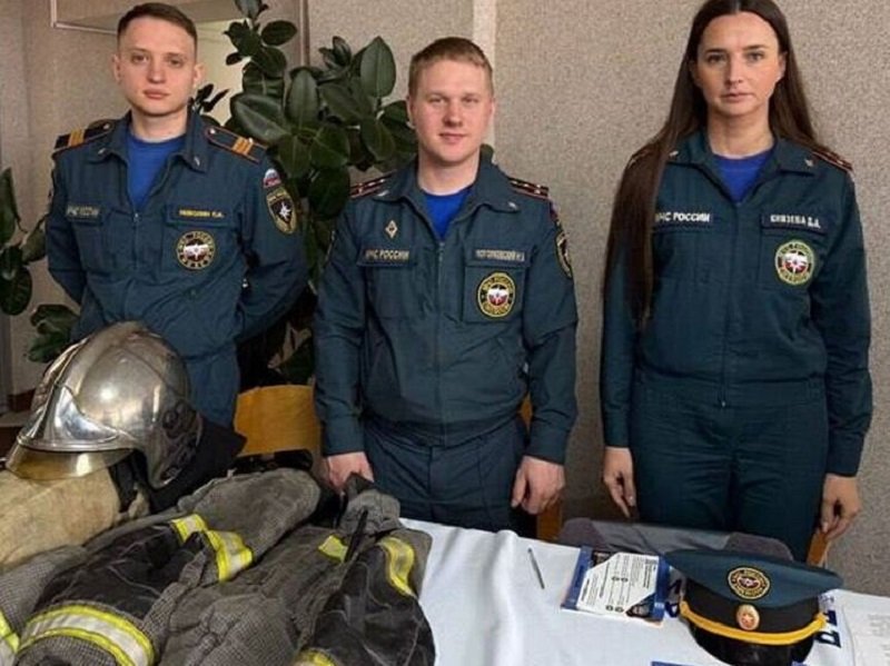 МЧС провело ярмарку вакансий во Всеволожском районе - Во Всеволожском агропромышленном техникуме сотрудники МЧС и представитель 15-го пожарно-спасательног