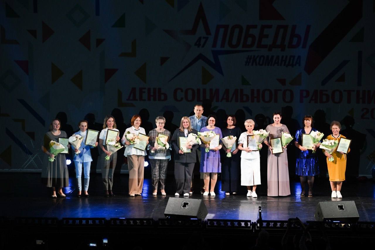 Награждение работников социальной сферы прошло в Ленобласти - Почетные грамоты и благодарности соцработникам региона лично вручал губернатор.