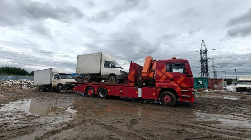 Две «Газели» с мусором изъяли со свалки во Всеволожском районе - В промзоне Уткина Заводь во Всеволожском районе 26 июня инспекторы окружающей среды совместно с поли