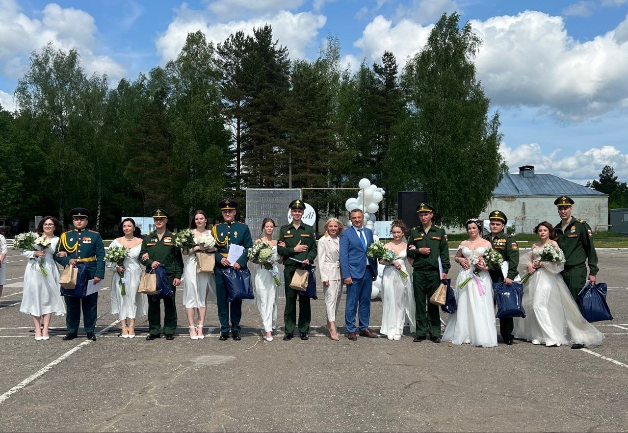 В Луге состоялся свадебный фестиваль для военнослужащих - 10 пар сказали друг другу «Да» под торжественные звуки военного оркестра.