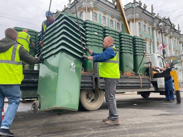 9 тонн мусора вывезли из центра Петербурга после «Алых парусов» - 90% отходов - пластик.