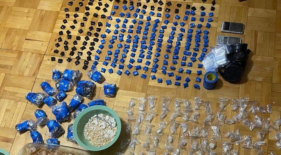 Бдительная жительница Петербурга помогла полиции поймать закладчиков - В Санкт-Петербурге утвердили обвинительное заключение по делу 20-летнего местного жителя, обвиняемог