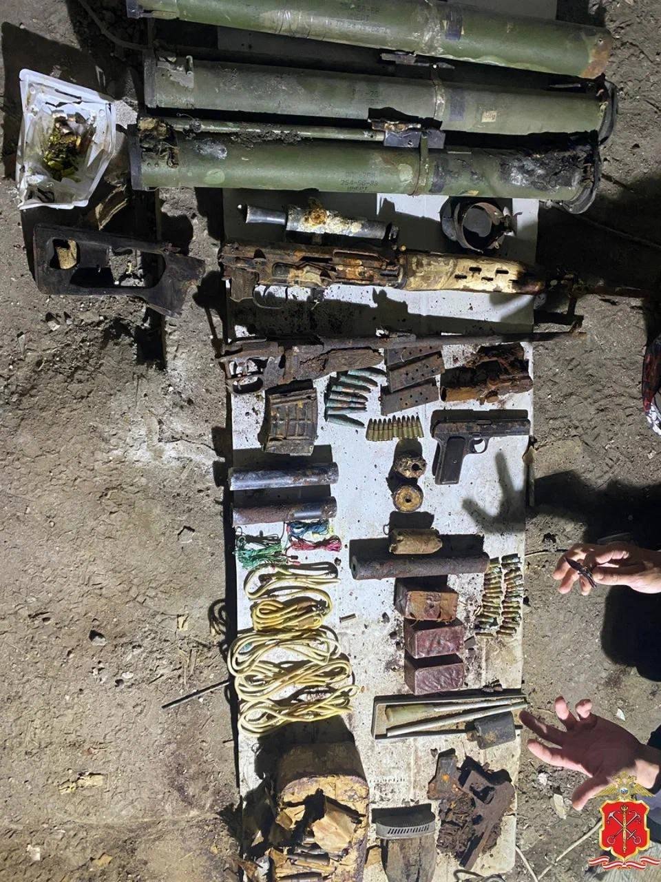 В подвале гостиницы в Петербурге обнаружили тайник с оружием и грантами - По предварительным данным, тайник с арсеналом был организован еще в «лихие» 90-е.