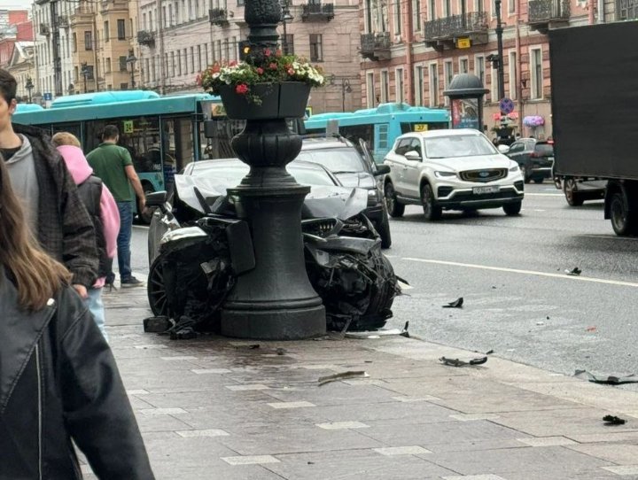 Фонарный столб в центре Петербурга спас прохожих от "Мерседеса" - Иномарка влетела в фонарный столб в центре Петербурга на приличной скорости.
