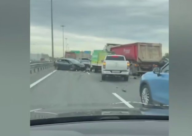 Грузовик протаранил 9 автомобилей на КАД - В результате аварии пострадали три человека. Один в тяжелом состоянии.