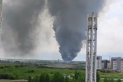 Огромный столб дыма заметили в Янино - По сообщениям очевидцев, пожар произошел на заводе лакокрасочных материалов.