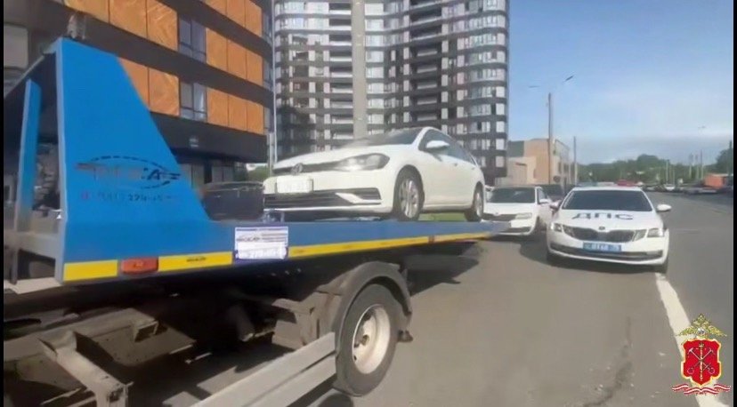 Водители Петербурга и Ленобласти оплатили более 4 млн рублей долгов по штрафам - У 16 автомобилистов-должников изъяли автомобили.