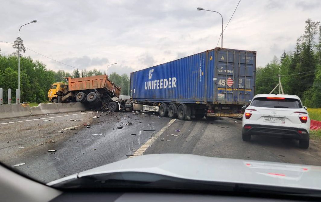 Фура и самосвал столкнулись на трассе М-10 под Тосно - Движение транспорта в районе ДТП оказалось парализованным.