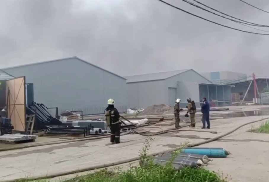 Пожарные ликвидировали открытое горение на заводе в Янино - На месте ЧП продолжают работать экстренные службы.