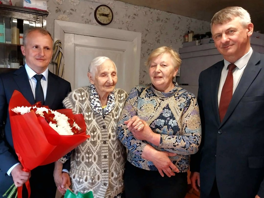 100-летний юбилей отметила жительница Волосовского района - Именинницу поздравили глава администрации Волосовского района Сергей Ушаков и глава администрации Бе